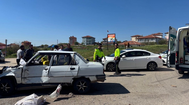 Traktörle otomobil çarpıştı