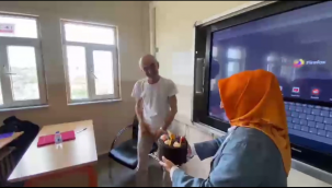 Son dersine girmişti ki o sürprizle karşılaştı