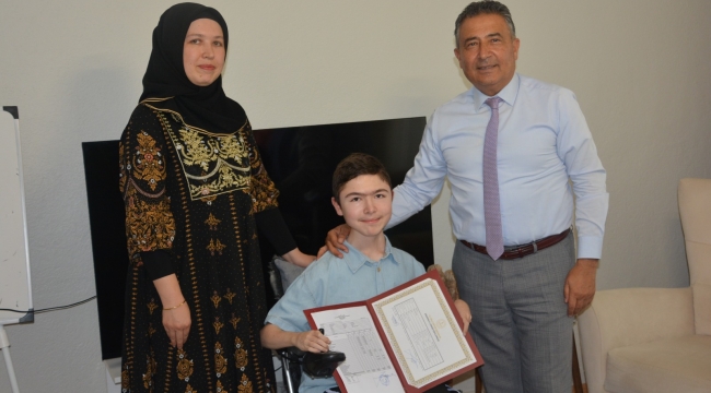 Evde eğitimini tamamlayan öğrenciye diploması teslim edildi