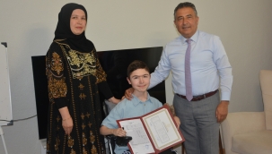 Evde eğitimini tamamlayan öğrenciye diploması teslim edildi
